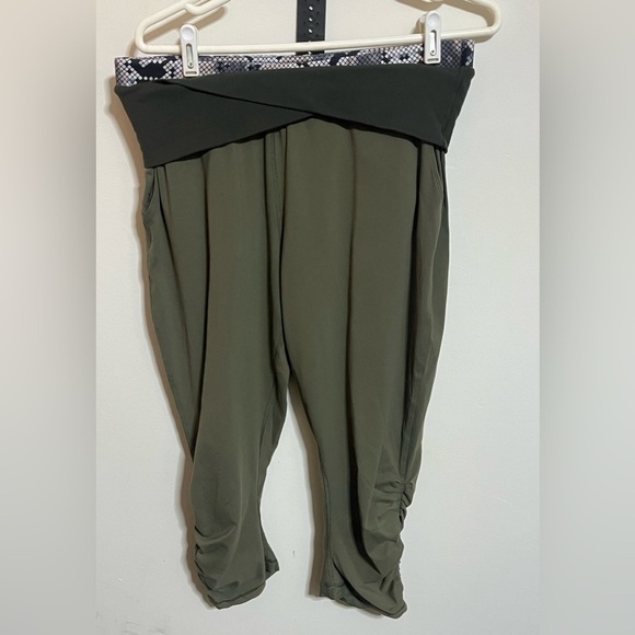 Lululemon Green Capris With Pockets - Picture 2 of 7